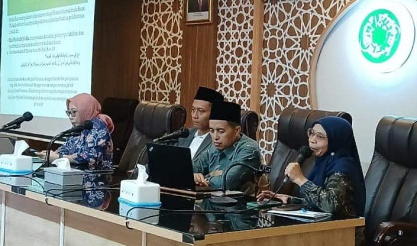 Wakil Tim Pemantau Tayangan Ramadhan MUI, Rida Hesti Ratnasari (kanan) dan Komisioner KPI Tulus Santoso (ketiga dari kanan) dalam Ekspose Hasil Pantauan dan Evaluasi Tayangan Ramadhan.