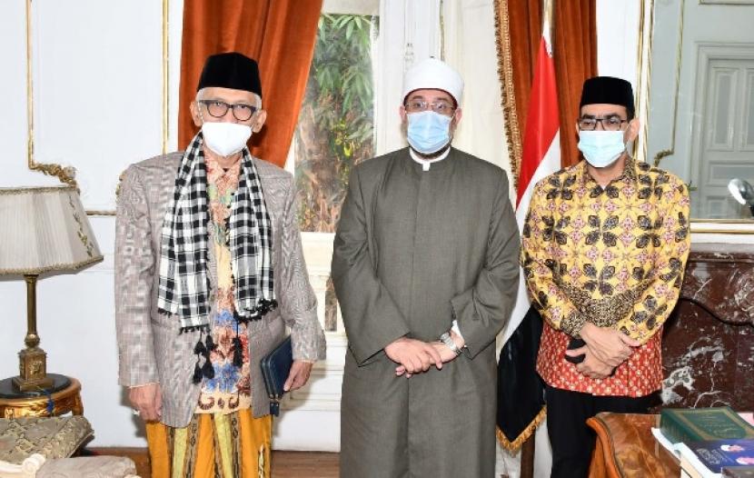 (Dari kiri) Ketua Umum MUI KH Miftachul Akhyar bertemu dengan Menteri Wakaf Mesir Syekh Mokhtar Gomaa didampingi Wasekjen MUI Bidang Hubungan Luar Negeri dan Kerjasama Internasional Dr Ali Hasan Al-Bahar.
