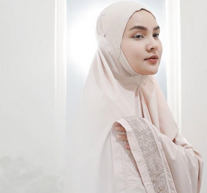 Mukena hasil kolaborasi Ria Miranda dengan jenama asal Malaysia, Siti Khadijah.