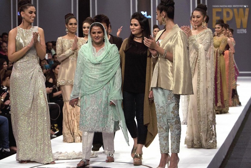 Mukhtar Mai berjalan di atas catwalk bersama para model di ajang Pakistan Fashion Week