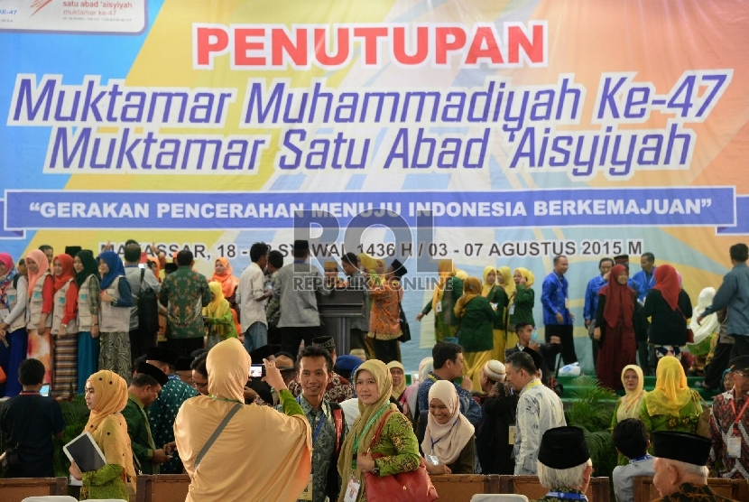 Muktamirin berfoto usai dilangsungkannya acara penutupan Muktamar Muhammadiyah ke 47 dan Muktamar Satu Abad Aisyiyah di Kampus Unismuh, Makasar, Sulsel, Jumat (7/8).