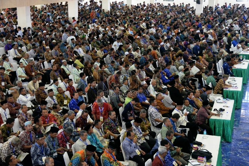 Muktamirin mengikuti sidang pleno II pada muktamar muhammdiyah ke 47 di Kampus Unismuh Makassar, Sulsel, Selasa (4/8).   (Republika/Prayogi)