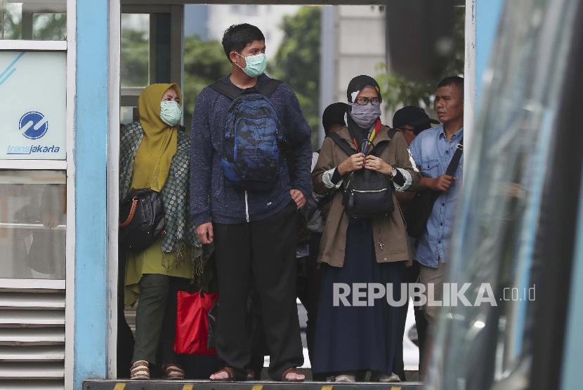 Mulai Senin (16/3), Pemprov DKI Jakarta memberlakukan pembatasan transportasi publik, LRT, MRT, dan Transjakarta untuk mengurangi penyebaran virus corona jenis baru. (AP Photo/Achmad Ibrahim)