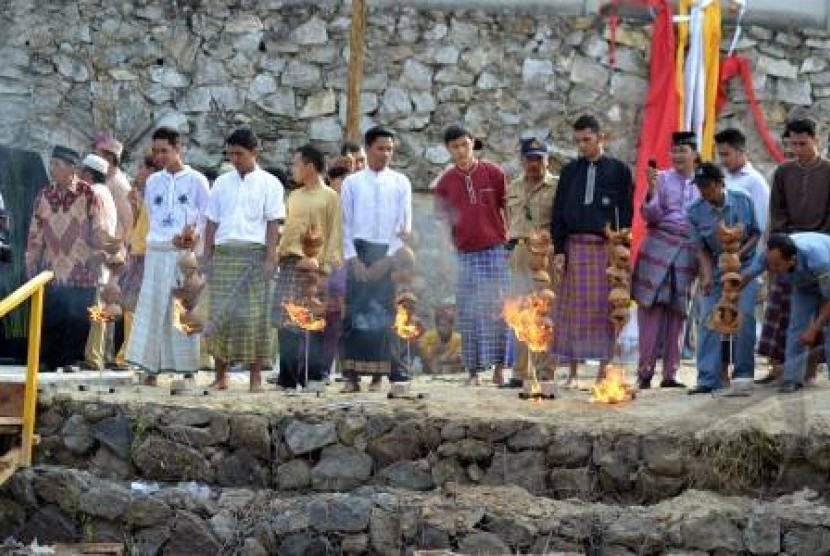 Muli-Mekhanai (muda-mudi) Lampung membakar merang sebagai salah satu proses ritual 