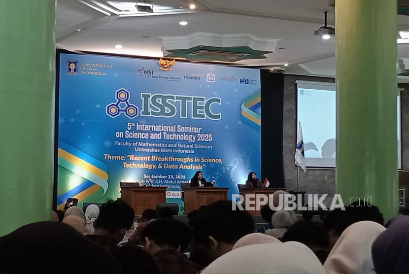 Mulika Traidej Chomnawang, PhD sedang memaparkan materi secara langsung di Auditorium Prof. K.H. Abdul Kahar Muzakkir, Kampus UII Terpadu dalam acara ISSTEC 2025.