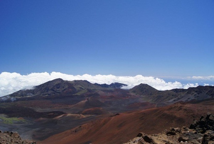 Multicolored cinder cones in Haleakala (House of the Sun) Crater on the island of Maui. (illustration)  