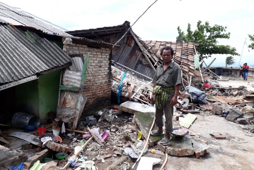 Mulyadi (39 tahun) warga Desa Air Panas, Kalianda, Lampung Selatan hanya bisa pasrah, perabotan rumahnya ludes dihantam gelombang tsunami. Warga butuh segera bantuan pangan dan sandang karena bantuan belum datang.