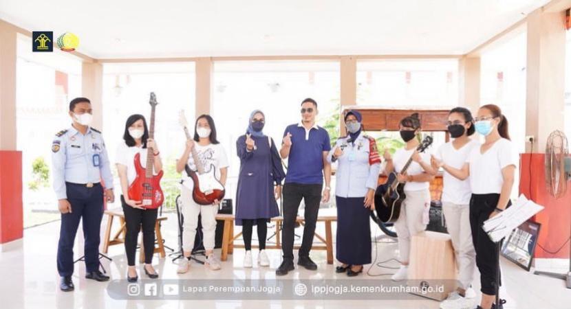 Mumtaz Rais Foundation memberikan bantuan alat musik ke Lapas Perempuan kelas IIB Yogyakarta.