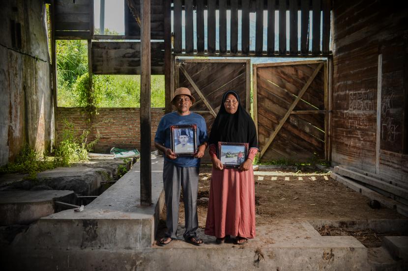 Munadi Ilyas Leube bersama istri di bekas pabrik pengolahan kopi di Bandar Lampahan, Bener Meriah, Aceh