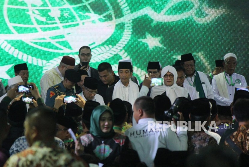 Munas dan Kombes NU. Presiden RI Joko Widodo hadir di acara Munas dan Kombes NU di Pesantren Miftahul Huda Al Azhar, Banjar, Jawa Barat, Rabu, (27/2). 