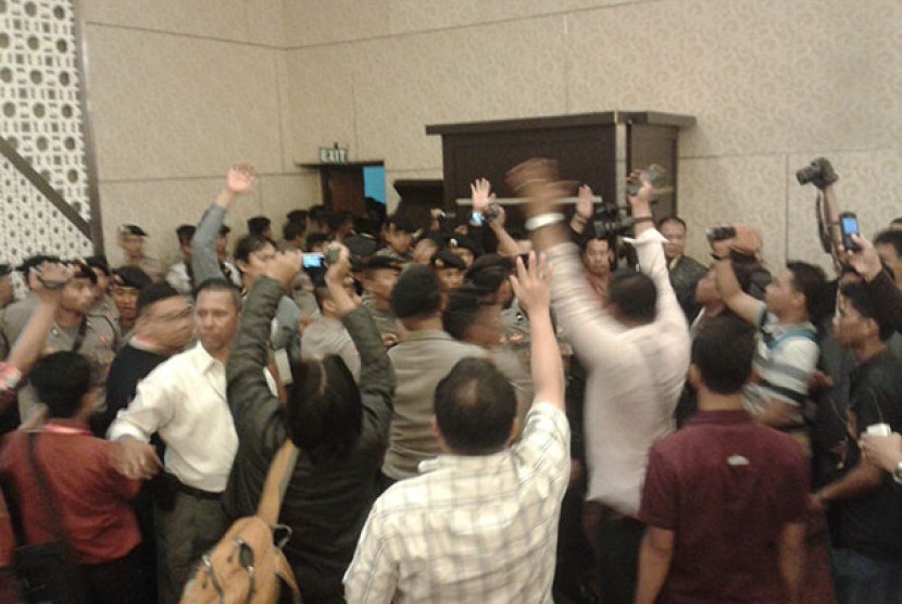  Munas Peradi di Makassar berlangsung ricuh polisi pun turun tangan.