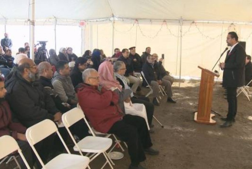 Munir Haque, Presiden Asosiasi Islam Saskatchewan, menyampaikan kabar kegembira kepada komunitas Muslim di sana tentang rencana pembangunan masjid baru.