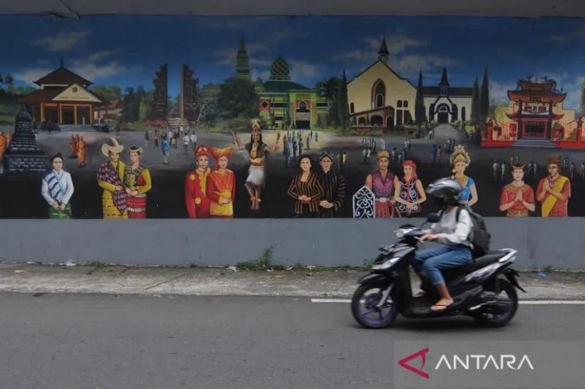 Mural bertema keberagaman agama dan suku di Salatiga, Jawa Tengah, Kamis (7/4/2022). Mural tersebut sebagai gambaran Kota Salatiga yang penuh keragaman suku dan agama yang hidup saling menjaga dan menghormati sehingga menjadi salah satu kota toleran di Indonesia.