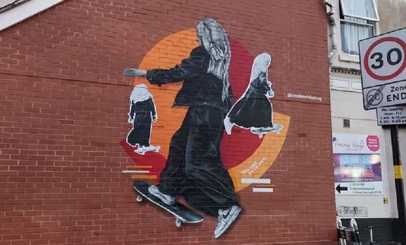 Mural gadis muslimah bermain Skateboard 