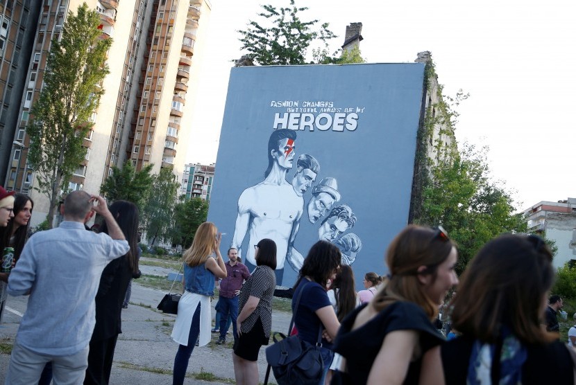 Mural mendiang musisi David Bowie terpampang di Sarajevo, Bosnia, atas prakarsa penggemarnya.