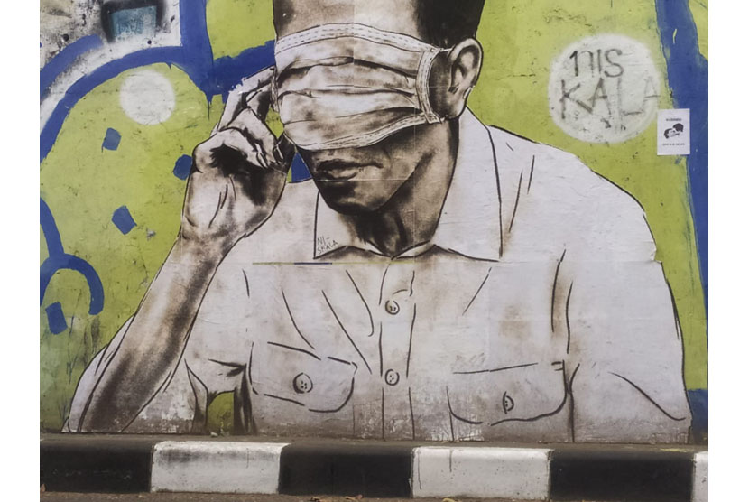 Mural mirip Presiden Joko Widodo dengan mata ditutup masker berukuran 2 meter terpampang di dinding flyover Pasupati Bandung, Rabu (25/8). Bagian jari tangannya sedang memegang masker yang dipakainya. Mural tersebut saat ini sedang dihapus. 