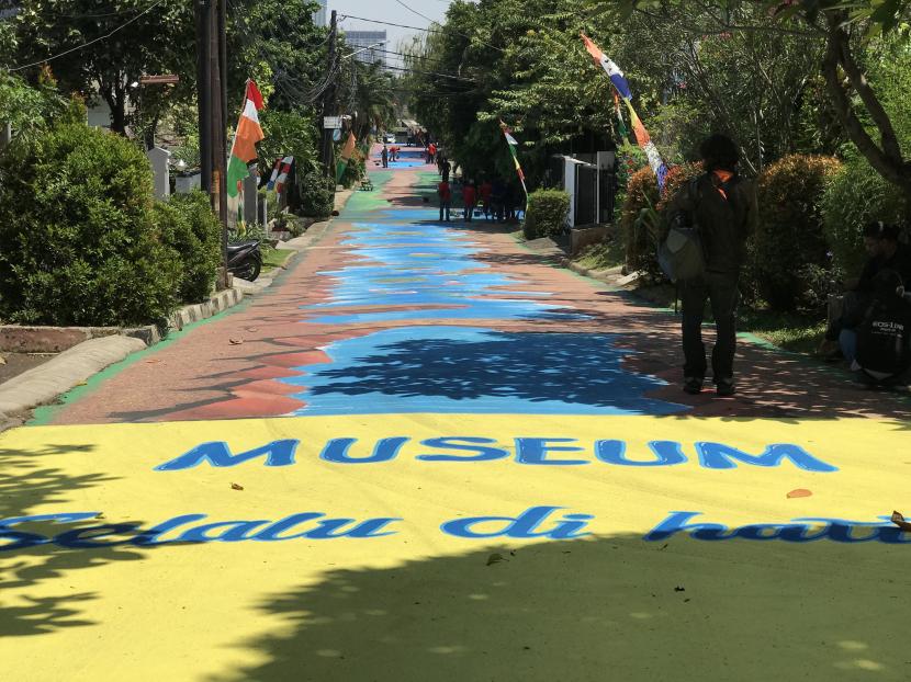 Mural sepanjang 233 meter dibuat di Jalan Keuangan Raya RW 05 Cilandak Barat, Jakarta Selatan.