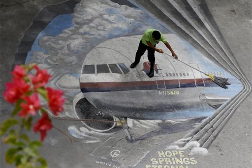 Mural tentang hilangnya pesawat Malaysia Airlines MH370.