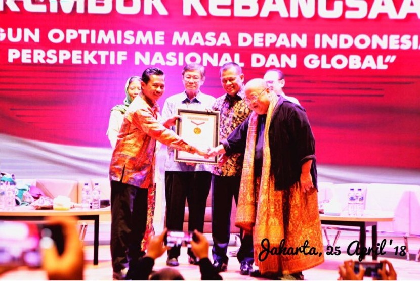 MURI Indonesia memberikan penghargaan secara khusus kepada Nusantara Foundation atas pembangunan pesantren di Amerika Serikat.