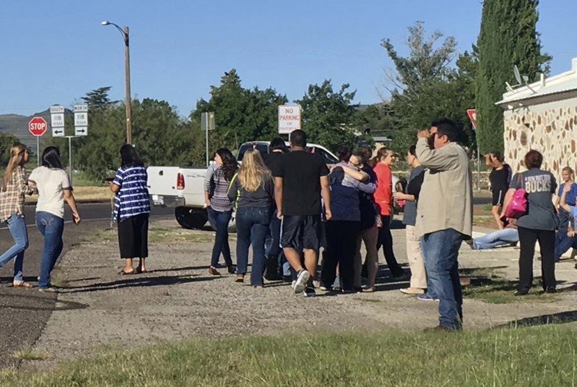 Murid dan warga berkumpul di dekat Alpine High School di Texas setelah insiden penembakan pada 8 September 2016.