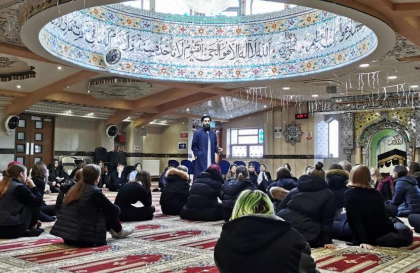  Murid dari sekolah Darwen Aldridge Enterprise Studio School di Oak Street, Blackburn, Inggris mengunjungi Masjid Madinah untuk berbagi budaya dan pengetahuan tentang keyakinan Islam. Belajar Islam, Siswa SMP di Inggris Kunjungi Masjid Madinah di Blackburn