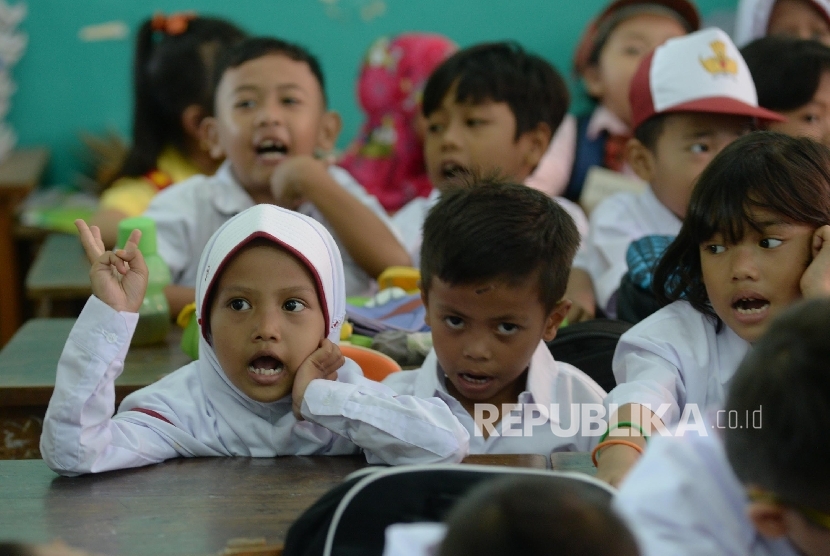 Siswa SD belajar di sekolah 