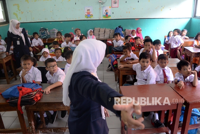 Suasana belajar mengajar siswa kelas 1 SDN Malaka Sari 04 Pagi, Jakarta Timur