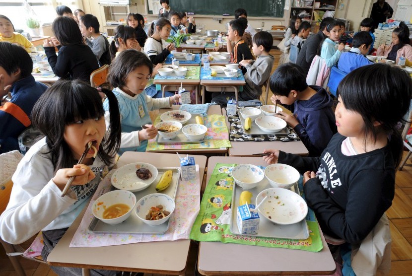 Murid kelas tiga SD di Distrik Edogawa, Tokyo, sedang menikmati makan siang di sekolahnya.