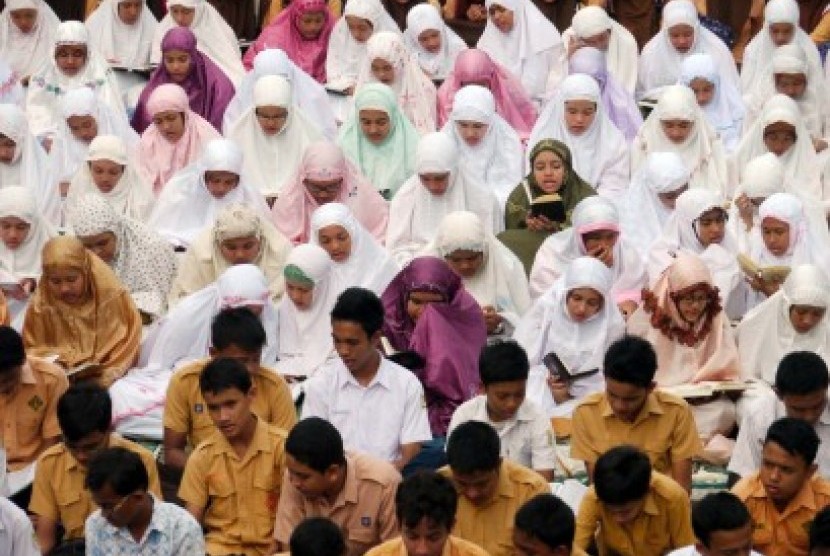 Murid MTsN Model Banda Aceh shalat berjamaah menghadapi UN  (Ilustrasi).