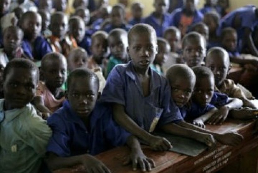 Murid-murid di salah satu sekolah di Uganda.