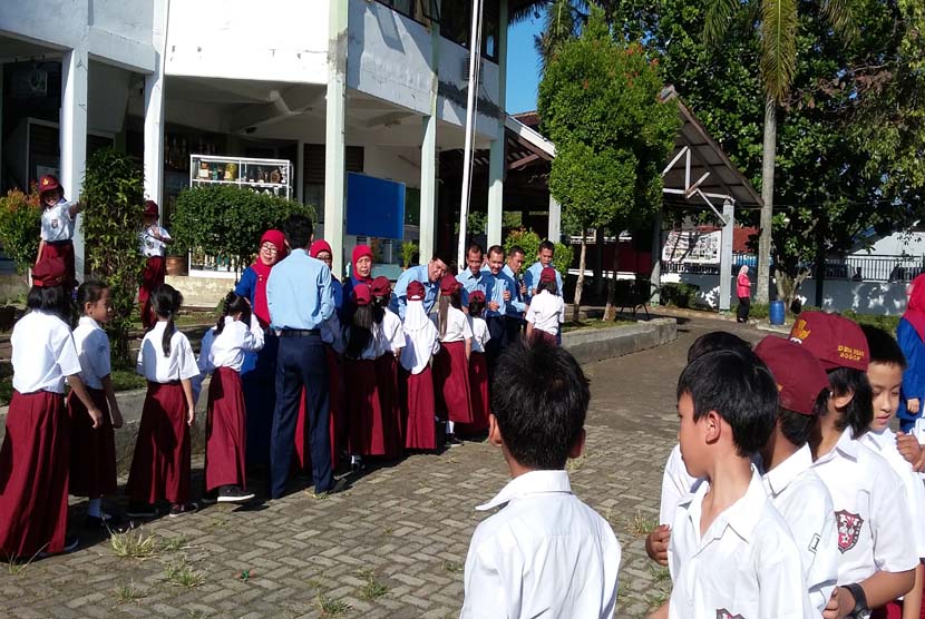 Murid-murid SD Bosowa Bina Insani Bogor bersalaman dengan para guru mereka pada halal bihalal Idul Fitri 1436 H.