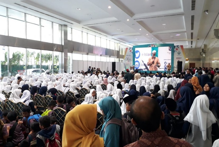 Murid-murid sekolah menyimak pidato sambutan dalam pembukaan Islamic Book Fair 2019 di JCC Senayan, Jakarta, Rabu (27/2). 