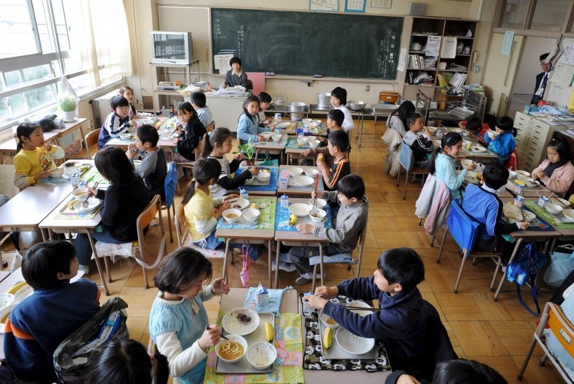 Murid SD kelas tiga menikmati makan siang bersama di sebuah sekolah di Tokyo, Jepang.