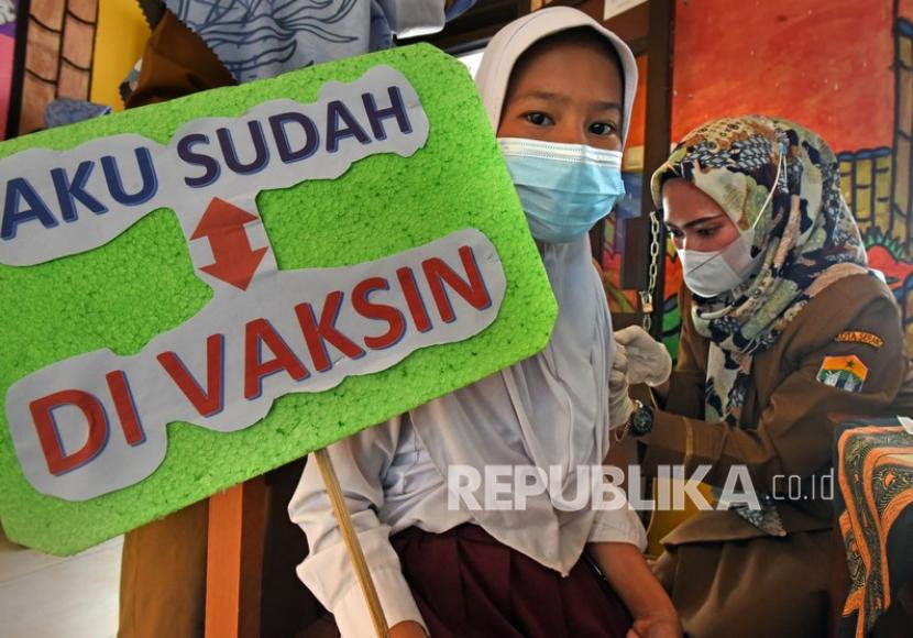 Murid SD Negeri Gowok Kota Serang mendapat suntikan vaksin COVID-19 saat Percepatan Vaksinasi Untuk Anak di Kampung Curug, Serang, Banten, Senin (21/2/2022). Pemkot Serang bekerja sama dengan Satgas Penanggulangan COVID-19 Provinsi Banten mempercepat penuntasan vaksinasi untuk anak usia 6 - 12 tahun guna menekan penyebaran COVID-19 yang kembali meningkat akhir-akhir ini. 