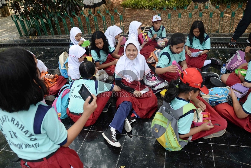 Murid Sekolah Dasar mengunjungi monumen Kesaktian Pancasila, Lubang Buaya, Jakarta, Kamis (1/10). 