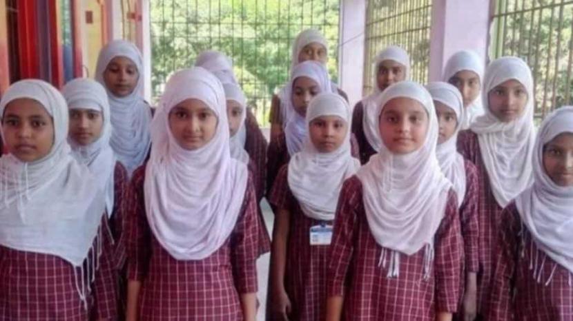 Murid sekolah Muslimah di India (ilustrasi). Kebijakan berhijab membuat siswi-siswi Muslimah terhalang sekolah di Karnataka India  