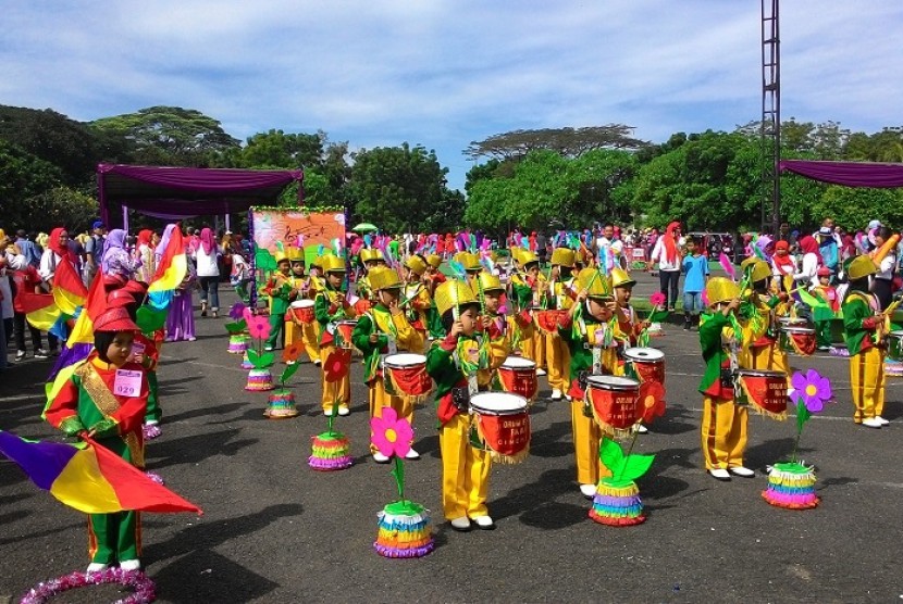 murid taman kanak-kanak di Raudhatul Athfal (RA) Al Muhajiriah saat beraksi dalam lomba Drumband Taman Kanak-kanak (TK) se-Jabodetabek