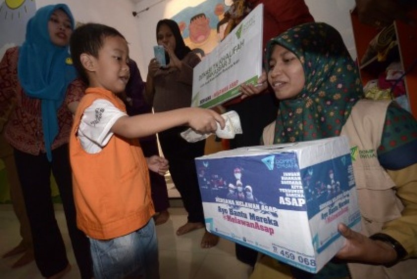 Murid TK Khalifah Makassar III menggelar aksi penggalangan donasi untuk korban bencana kabut asap di Makassar, Sulawesi Selatan, Selasa (20/10).