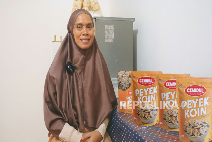 Murni, nasabah PNM yang menjalankan usaha kue basah dan kue kering.