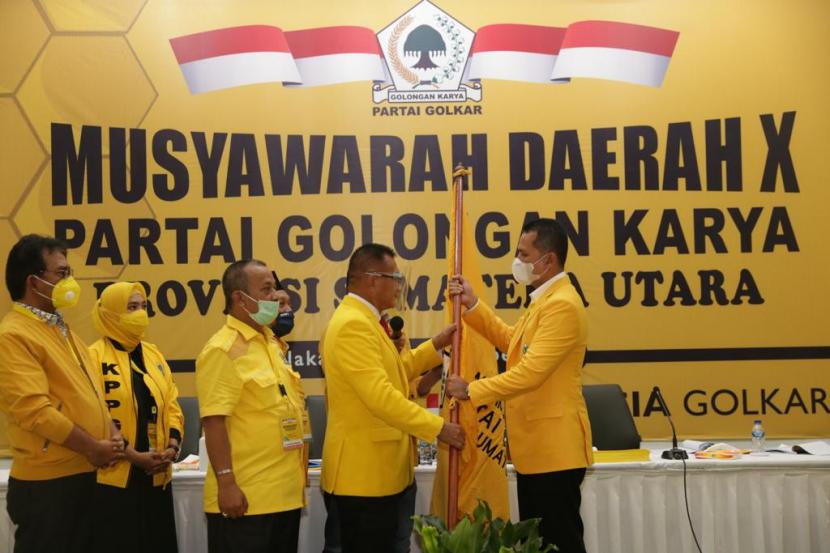 Ketua DPD Golkar Sumatra Utara, Musa Rajekshah (kanan) menerima bendera Partai Golkar dari Sekretaris Jenderal Partai Golkar Lodewijk F Paulus (kedua kanan) saat Musyawarah Daerah X DPD Partai Golkar Sumatra Utara di Jakarta, Jumat (6/11).