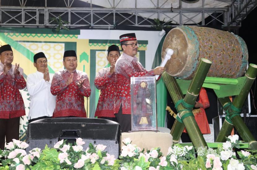 Musabaqah Tilawatil Quran (MTQ) ke-48 tingkat Kabupaten Cirebon secara resmi dibuka oleh Bupati Cirebon Imron di Kecamatan Kaliwedi, Selasa malam (1/11/2022). MTQ ke-48 Cirebon Dibuka, Peserta Diminta tak Hanya Mengejar Kemenangan