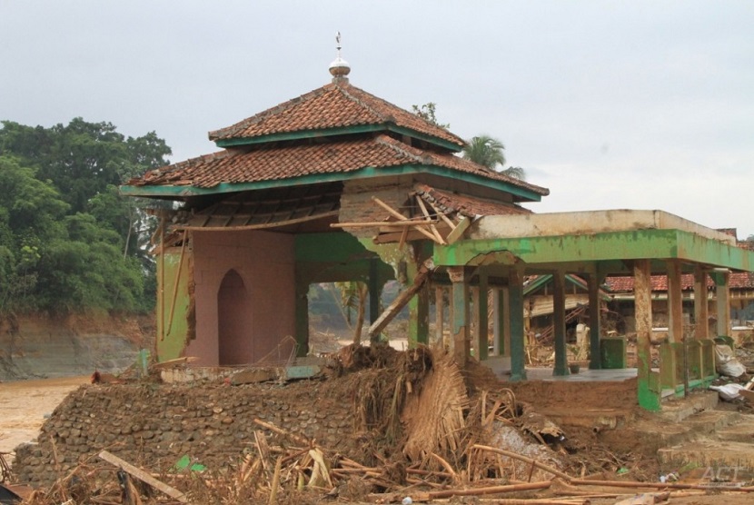 Musala di Desa Sajiramekar, Kecamatan Sajira, Lebak Banten, rusak parah terkena terjangan banjir dan longsor. Desa Sajira menjadi salah satu wilayah terdampak parah banjir dan longsor.