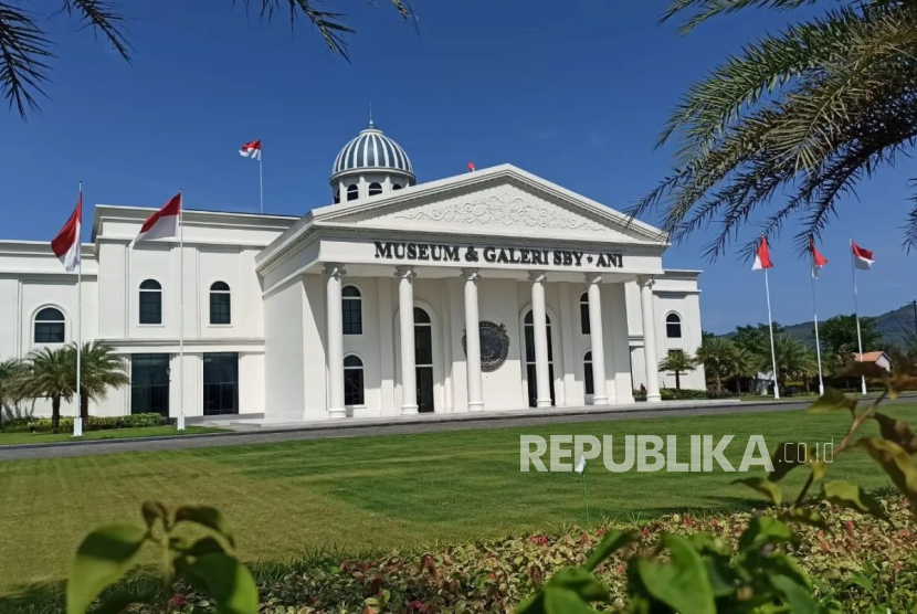 Museum dan Galeri SBY-ANI Pacitan memamerkan 130 lukisan.