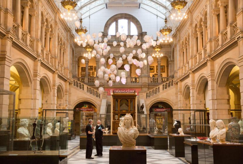  Museum dan Galeri Seni Kelvingrove dibuka untuk umum pertama kali sejak karantina wilayah demi pengendalian Covid-19 di Glasgow, Skotlandia, pada 17 Agustus 2020.