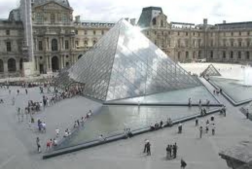Museum Louvre di Paris ditutup untuk umum pada Senin (27/3/2023) ketika para pekerjanya mengambil bagian dalam gelombang pemogokan protes terhadap rencana reformasi pensiun. Puluhan karyawan Louvre memblokir pintu masuk, dan mengumumkan penutupan museum untuk sementara.