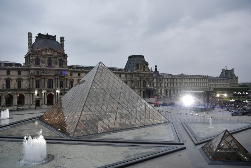 Museum Louvre Paris, Prancis. Pemerintah Prancis berjanji akan menggelontorkan dana sebesar 35 juta euro untuk membantu museum, bioskop dan teater yang 'terguncang' perpanjangan peraturan pembatasan sosial Covid-19 tiga pekan lagi.