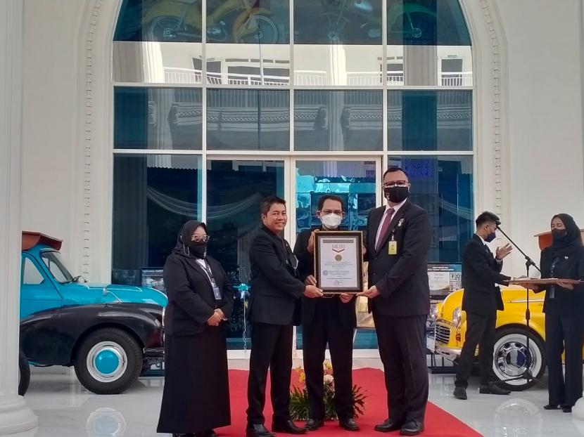 Museum Motor Klasik SMK NMC resmi dibuka di Jalan Simpang Candi Panggung, Kota Malang, Jumat (1/4/2022). Pada kesempatan yang sama, tempat ini juga ditetapkan oleh MURI sebagai museum motor klasik SMK satu-satunya di Indonedia.