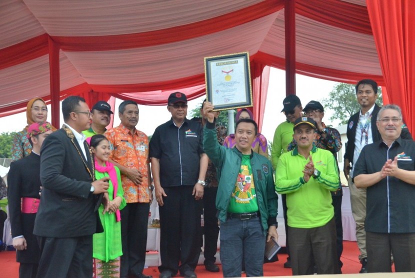 Museum Rekor Indonesia (MURI) turut menganugerahkan plakat pemecahan rekor Indonesia kepada Menteri Imam Nahrowi. 