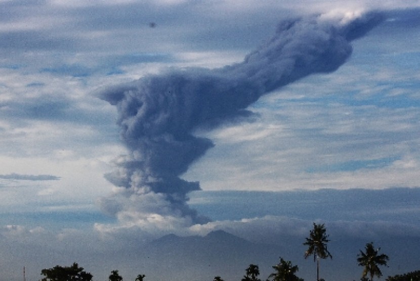  Alquran menegaskan bahwa beserta kesulitan ada kemudahan. Foto:  Musibah erupsi gunung (ilustrasi).
