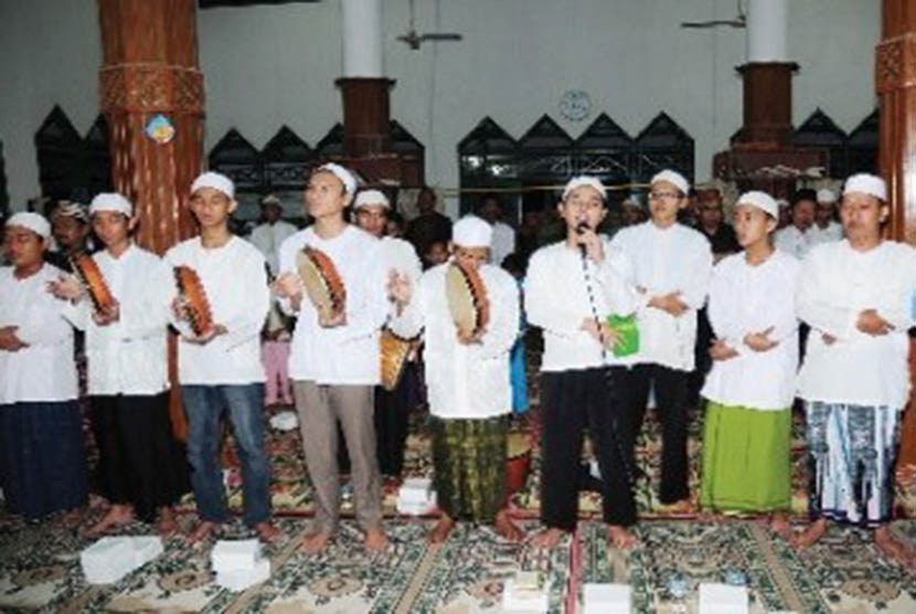 Musik rebana oleh remaja masjid